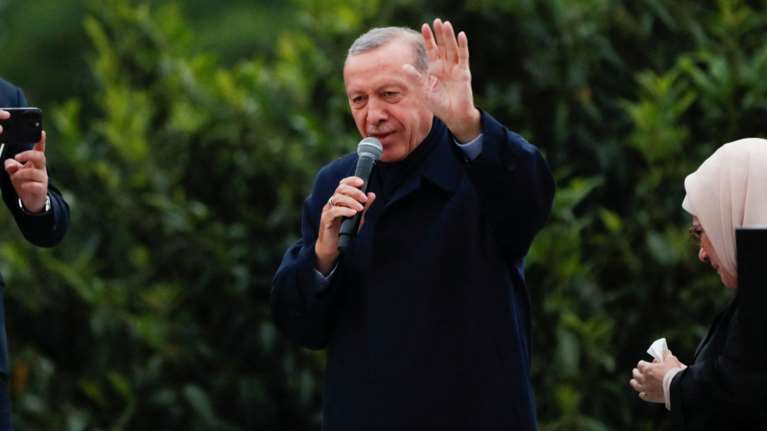 &quot;Bye bye Κεμάλ&quot; λέει ο νικητής των εκλογών Ερντογαν - Θριαμβευτική επανεκλογή με 52,1% έναντι 47,88% του Κιλιτσντάρογλου