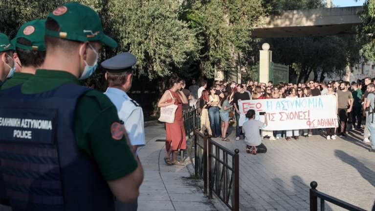 ΑΕΙ: Μετά τη βάρβαρη επίθεση στη Νομική, η κυβέρνηση ξανά αντιμέτωπη με τους χούλιγκαν των πανεπιστημίων