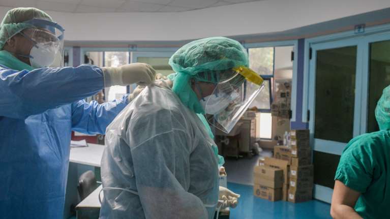 Κορονοϊός: Νέο σοκ με 2.556 νέα κρούσματα  - Μαύρο ρεκόρ με 34 θανάτους, άλμα και στους διασωληνωμένους