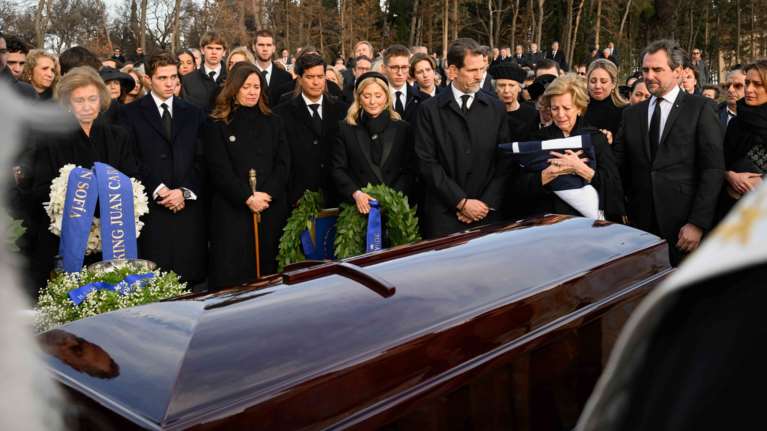 Τέως βασιλιάς Κωνσταντίνος: Τα κλαδιά ελιάς, τα δάφνινα στεφάνια και τα συνθήματα για τον Παύλο - Όσα έγιναν στο Τατόι [Εικόνες]