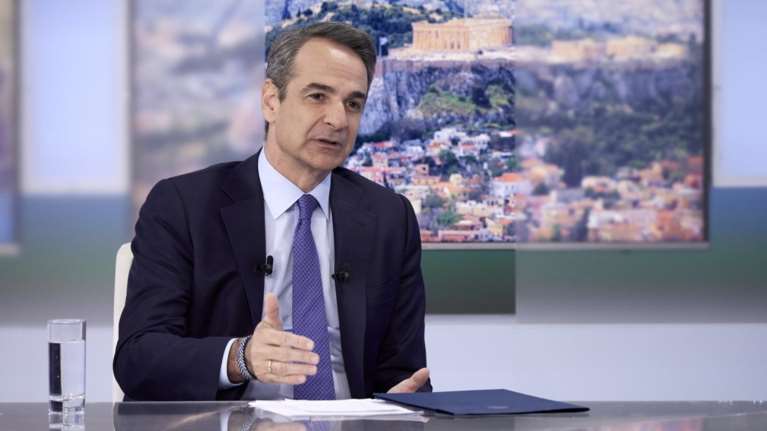 Δώρο της Μαρέβας από την Ινδία το χειροποίητο βραχιόλι που φορά στο δεξί χέρι ο Κυριάκος Μητσοτάκης