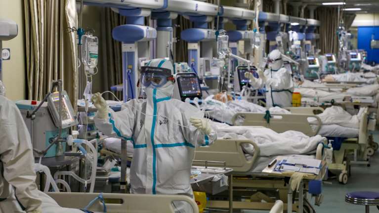 Ώρα μηδέν για τα νοσοκομεία - ΠΟΕΔΗΝ: Δεκάδες διασωληνωμένοι εκτός Εντατικής - Μόνο 5 κενές κλίνες ΜΕΘ Covid στην Αττική