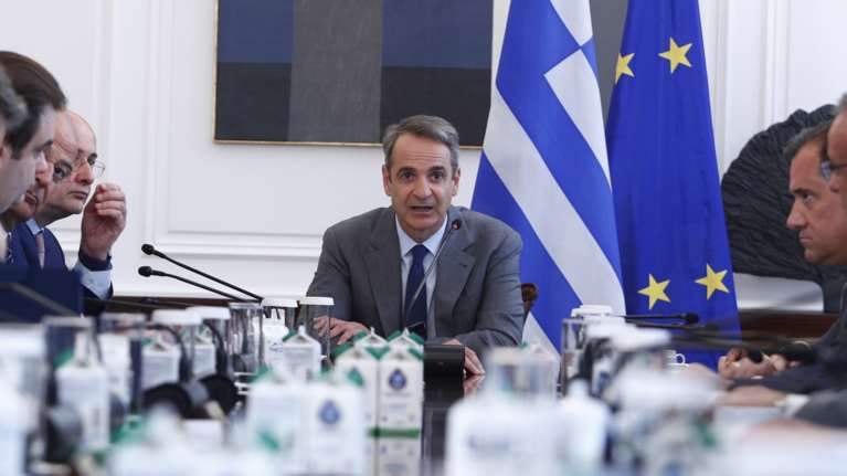 &quot;Καμπανάκι&quot; στην κυβέρνηση από τις δημοσκοπήσεις: &quot;Καυτή πατάτα&quot; η ακρίβεια, η φορολογία και οι μισθοί