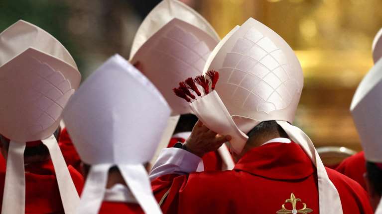 Εκλογή νέου Πάπα: Τα μυστικά του κονκλάβιου - Γιατί οι Καρδινάλιοι δεν επιτρέπεται να τρώνε ολόκληρα κοτόπουλα και ραβιόλια