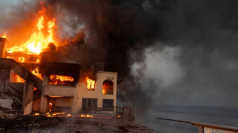 Ανάλυση: Γιατί οι megafires στο Λος Αντζελες καίνε ανεξέλεγκτες μέσα στον χειμώνα - &quot;Η νέα κανονικότητα&quot;