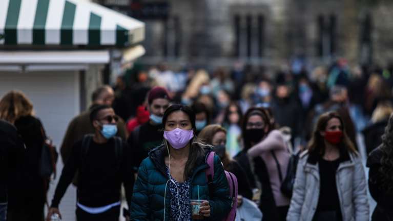 Παραμονή Χριστουγέννων: Βγήκαν στους δρόμους σε Αθήνα και Θεσσαλονίκη - Ουρές σε τράπεζες &amp; σούπερ μάρκετ [Εικόνες]