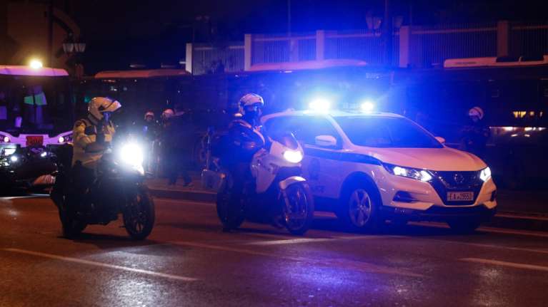 Σοκ στο Ελληνικό: Κουκουλοφόροι ληστές μαχαίρωσαν 17χρονο στην κοιλιά - Νοσηλεύεται σε σοβαρή κατάσταση