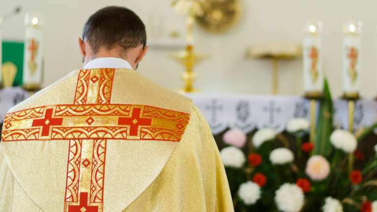 Σκάνδαλο στην Καθολική Εκκλησία Ελλάδας: Ιερείς ξέπλυναν 3 εκατ. ευρώ μαύρο χρήμα σε... νυχτερινά κέντρα