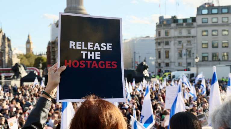 Ισραήλ: Στα σύνορα της Γάζας o Ερυθρός Σταυρός για να παραλάβει 50 ομήρους - &quot;Απελευθερώσαμε δύο γυναίκες&quot; λέει η Χαμάς