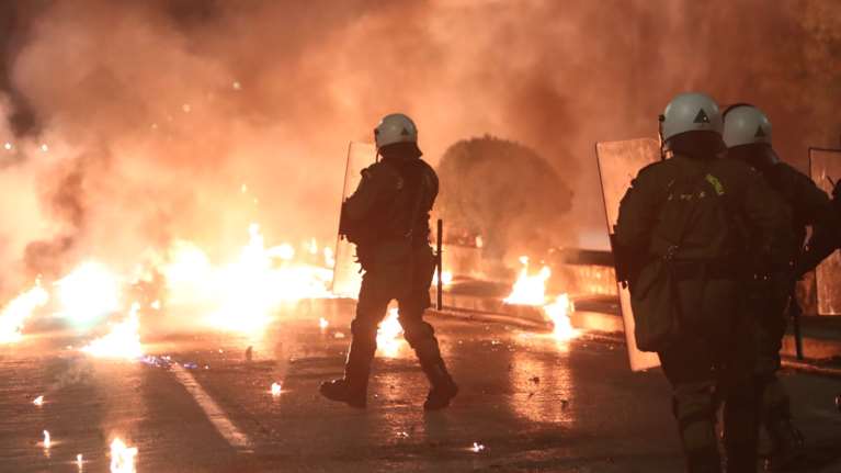 Πολυτεχνείο: Σοβαρά επεισόδια μετά τις πορείες σε Θεσσαλονίκη και Πάτρα - Μολότοφ και χημικά [Εικόνες - Βίντεο]