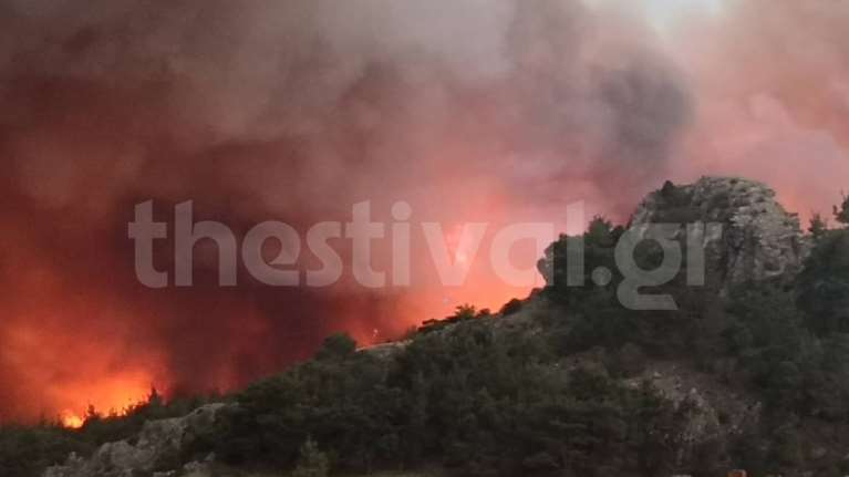 Φωτιά στον Εβρο: Δύσκολη νύχτα με μεγάλη αναζωπύρωση στη Δαδιά – Νέο μήνυμα του 112 για εκκένωση προς το Σουφλί