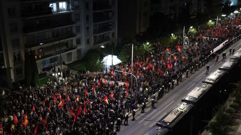 Πολυτεχνείο: Με μεγαλειώδη πορεία τιμήθηκε η επέτειος - Για 23.000 κόσμο κάνει λόγο η ΕΛΑΣ - 13 συλλήψεις [εικόνες - βίντεο]