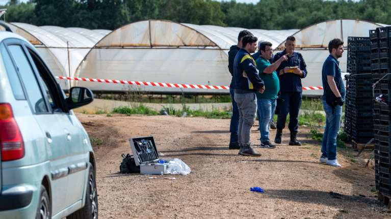 Ηλεία: Σοκάρουν οι λεπτομέρειες του φονικού - Τον μαχαίρωσε στην καρδιά και συνέχισε να μαζεύει φράουλες