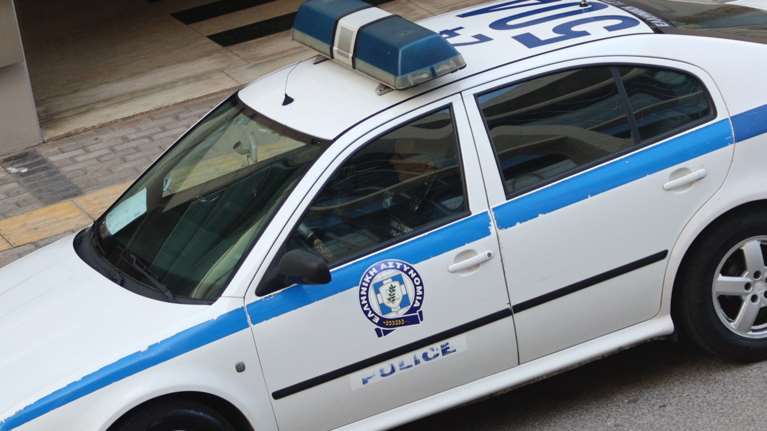 Χανιά: Σε έξαλλη κατάσταση άρχισε να βρίζει εργαζόμενους της δημοτικής επιχείρησης  - Έσπασε το τζάμι του αυτοκινήτου τους