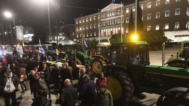 Στο Σύνταγμα τα τρακτέρ για το συλλαλητήριο των αγροτών - Κυκλοφοριακές ρυθμίσεις [εικόνες - βίντεο]