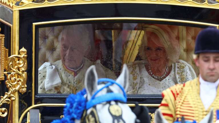 Τι έλεγε ο απογοητευμένος Κάρολος στην Καμίλα μέσα στη χρυσή άμαξα - Ειδικοί που διαβάζουν τα χείλη αποκαλύπτουν τον διάλογο