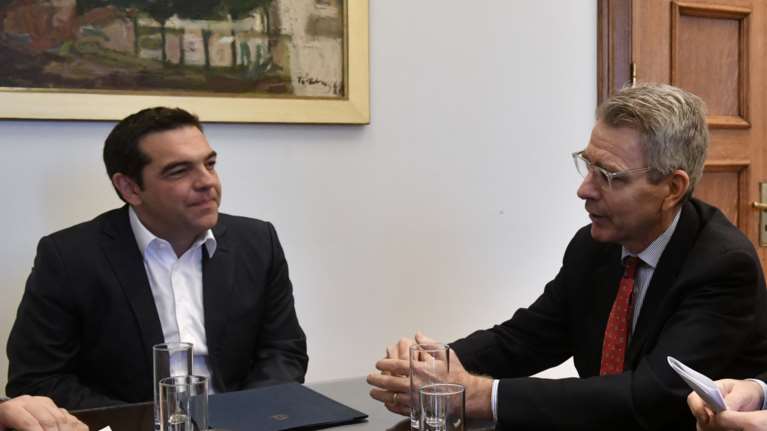 Ξαφνική συνάντηση Τσίπρα με Πάιατ στη Βουλή- Δεν ανακοινώθηκε επισήμως