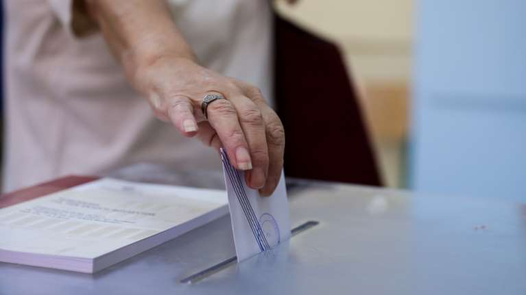 Δημοσκόπηση Interview: Πτώση για ΝΔ - ΠΑΣΟΚ, τρίτος ο Βελόπουλος, στο 8,2% η Κωνσταντοπούλου