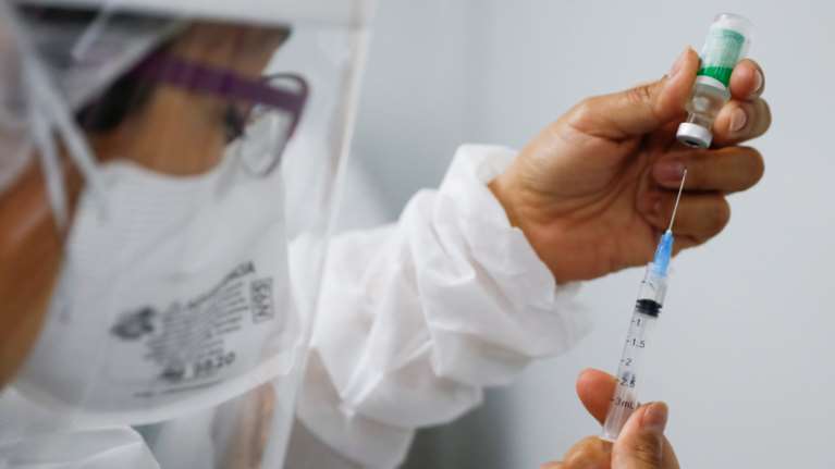 Μετάλλαξη Όμικρον: Άμεση απάντηση από Pfizer, Moderna, AstraZeneca στη νέα απειλητική παραλλαγή του κορονοϊού