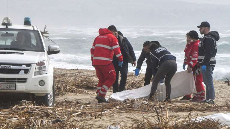 Καλαβρία: Πώς έγινε το ναυάγιο με 45 νεκρούς μετανάστες - Φόβοι ότι τα θύματα θα ξεπεράσουν τα 100 [εικόνες]