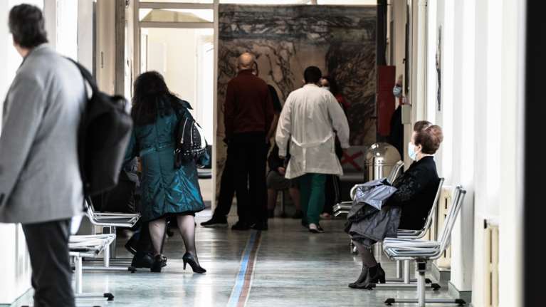 Κορονοϊός: Νέο μαύρο ρεκόρ με 738 διασωληνωμένους - 65 θάνατοι και 1.724 κρούσματα σήμερα