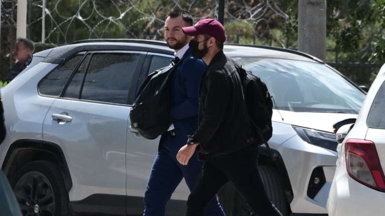 Στον ανακριτή ο βουλευτής Κωνσταντίνος Φλώρος - Κατηγορείται για κακούργημα μετά τον ξυλοδαρμό στη Βουλή [εικόνες]