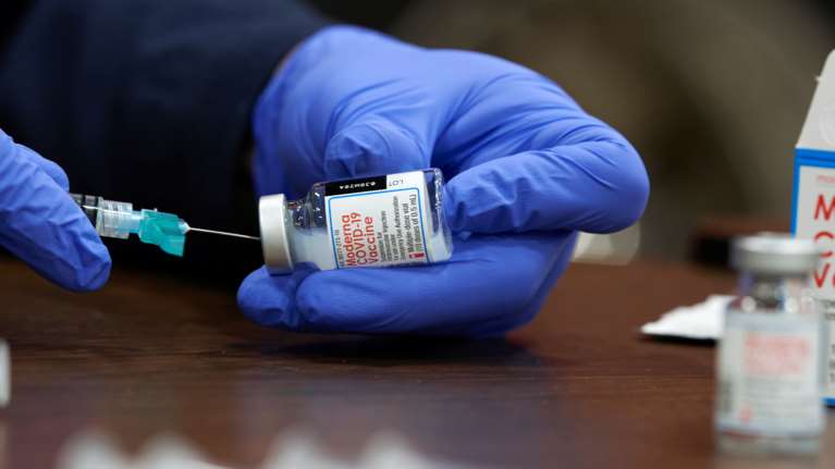 Κορονοϊός: &quot;Ξύπνησε&quot; η ΕΕ - Συμφωνία με τη Moderna για 300 εκατ. εμβόλια συνολικά μετά τα 200 εκατ. επιπλέον της Pfizer