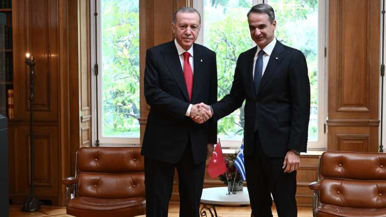 Ανάλυση: Οι επτά ώρες του Ερντογάν στην Αθήνα - Οι συμφωνίες με τον Μητσοτάκη, η επίθεση φιλίας και η φράση &quot;κλειδί&quot;