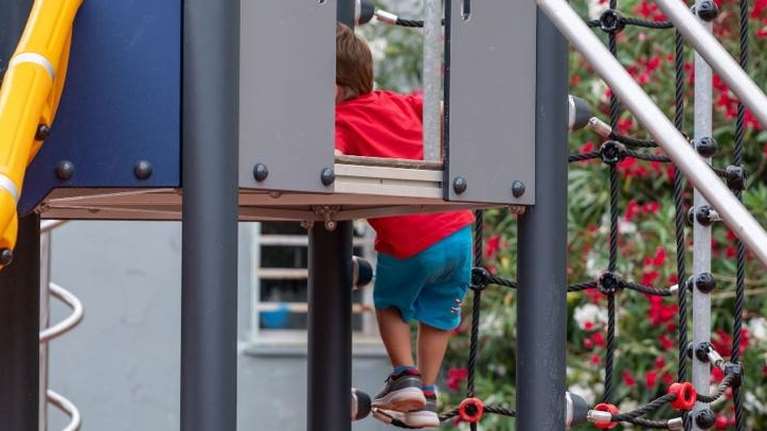 Αλλαγές και εκπλήξεις με το επίδομα παιδιού: Ποιοι το χάνουν, ποιοι θα παίρνουν περισσότερα [παραδείγματα]