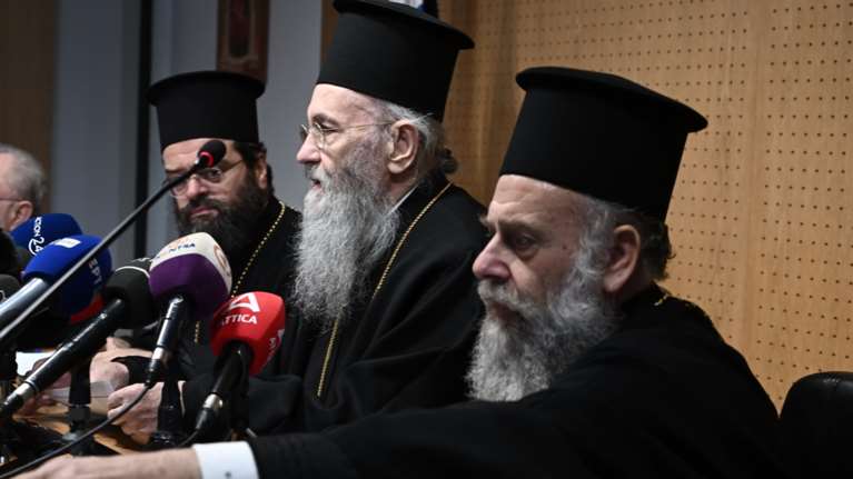 Το ανακοινωθέν της Ιεράς Συνόδου που διαφωνεί με το νομοσχέδιο για τα ομόφυλα ζευγάρια: &quot;Καταργείται η μητρότητα κι η πατρότητα&quot;