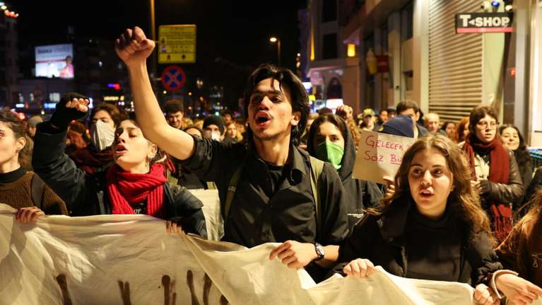 Τουρκία: Δεκάδες συλλαλητήρια για τον Ιμάμογλου - Επεισόδια με πλαστικές σφαίρες και δακρυγόνα έξω από το δημαρχείο Κωνσταντινούπολης [εικόνες-βίντεο]