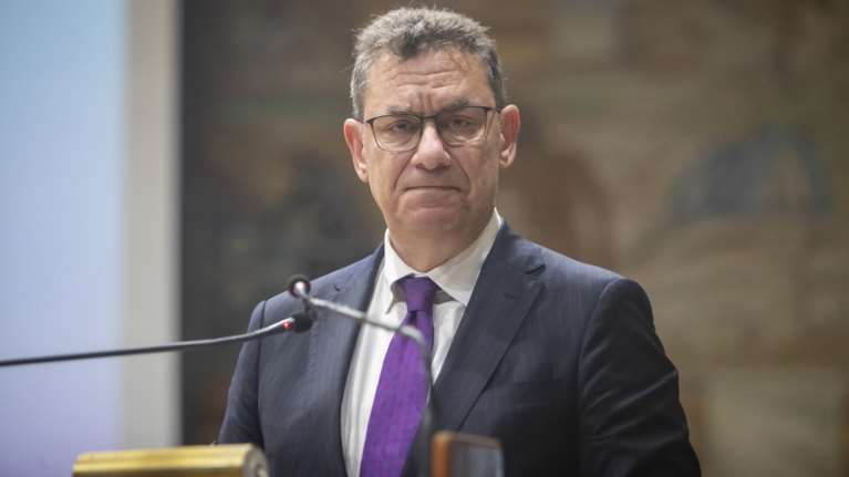 Άλμπερτ Μπουρλά: Σε δύσκολη θέση ο ισχυρός άνδρας της Pfizer - Ποιοι θέλουν &quot;το κεφάλι του&quot; μετά τη βουτιά στα κέρδη
