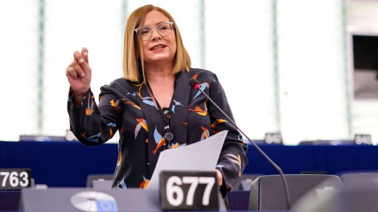 Μαρία Σπυράκη: Η πρώτη αντίδραση από το περιβάλλον του συνεργάτη της - &quot;Θα στραφώ εναντίον του&quot; λέει η ευρωβουλευτής