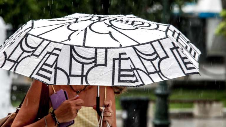 Καιρός: Ανεβαίνει από σήμερα ο υδράργυρος - Σε ποιες περιοχές θα σημειωθούν βροχές