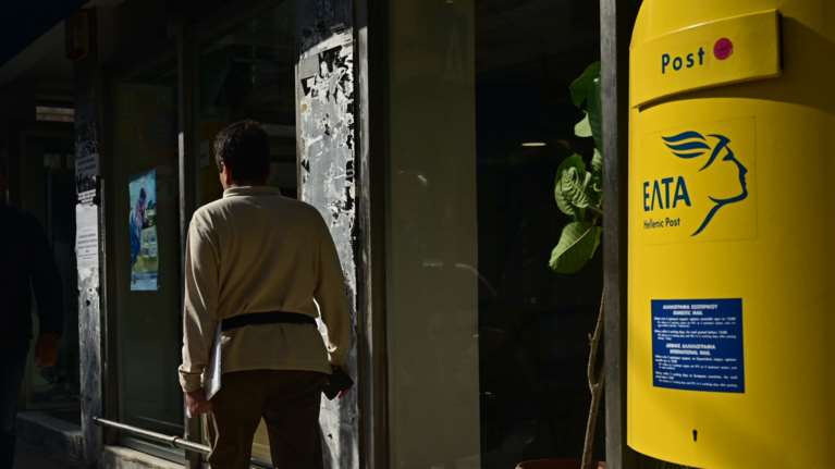 Απίθανο επεισόδιο στα ΕΛΤΑ Βριλησσίων: Άνδρας διαφώνησε για δέμα με την υπάλληλο και την... παρέσυρε με το αυτοκίνητό του