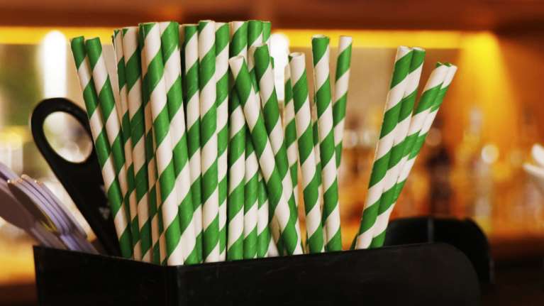 Πόσο επικίνδυνα είναι τα χάρτινα και μπαμπού καλαμάκια: Τι είναι τα &quot;παντοτινά&quot; χημικά που περιέχουν