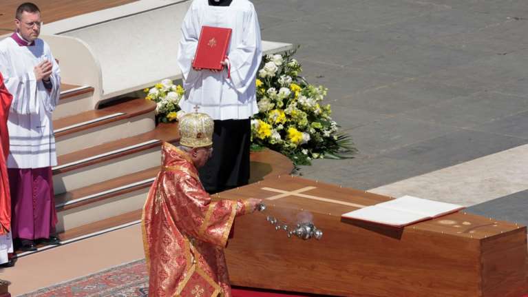 H συγκινητική στιγμή της ανάγνωσης του Ορθόδοξου Ευαγγελίου στην κηδεία του Πάπα Φραγκίσκου: Εψάλη το "Χριστός Ανέστη"