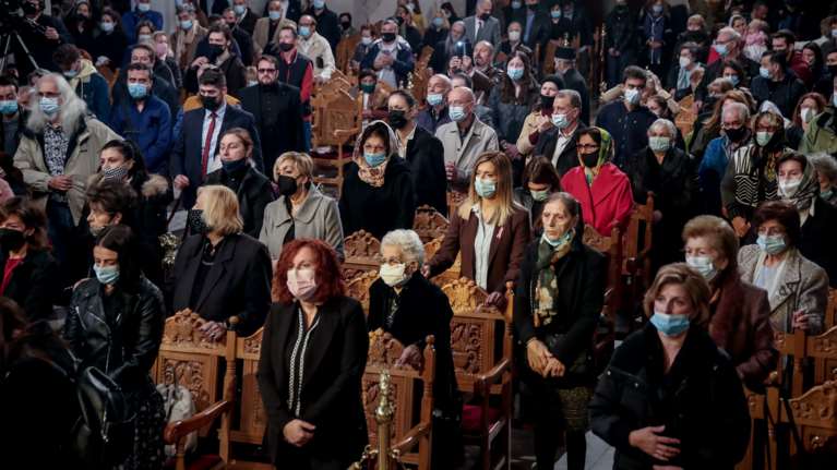 Συνωστισμός για την γιορτή του Αγ. Δημητρίου στη Θεσσαλονίκη: Πιστοί και ιερείς ασπάζονται εικόνες χωρίς μάσκες