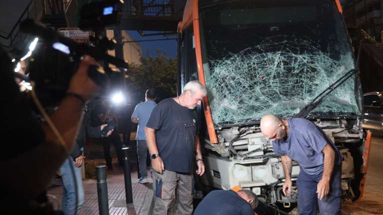 Σύγκρουση λεωφορείου με τραμ στον Πειραιά: &quot;Ήρθε με φόρα, έπεσαν επιβάτες κάτω&quot; - Πώς έγινε το ατύχημα [εικόνες - βίντεο]
