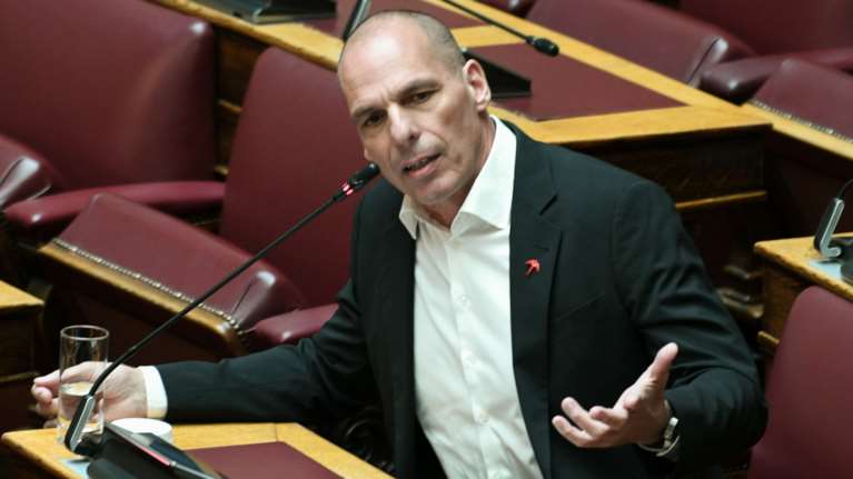 Γιάνης Βαρουφάκης: Ο άνθρωπος που έσπασε την καραντίνα, τώρα ζητάει και τα ρέστα