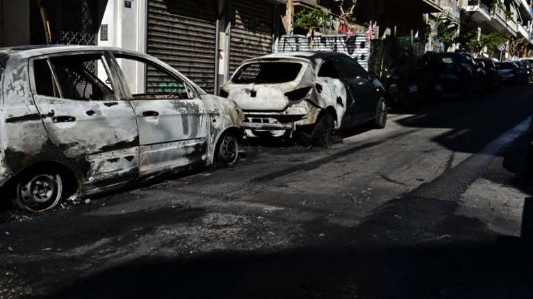 Εξάρχεια: Καμένα ΙΧ και τραυματίας αστυνομικός από τα επεισόδια - Σύνδεση με τη βόμβα στη Hellenic Train εξετάζει η ΕΛΑΣ