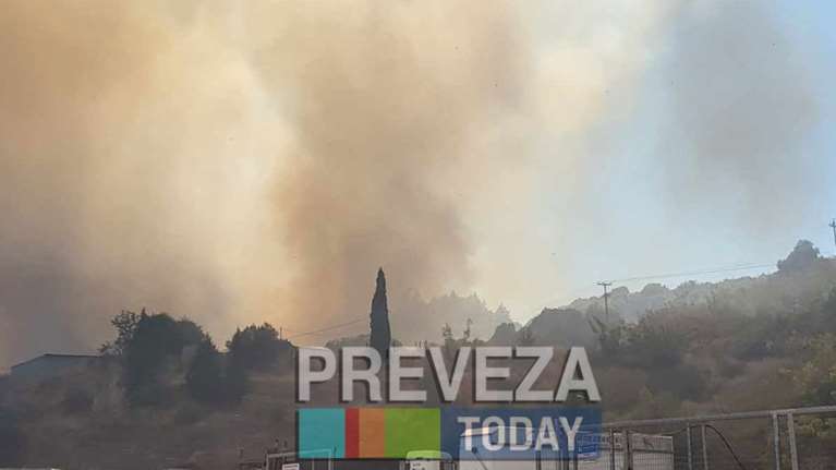 Καλύτερη η εικόνα από τη φωτιά κοντά στην Πρέβεζα, προειδοποιητικό μήνυμα του 112 [εικόνες - βίντεο]