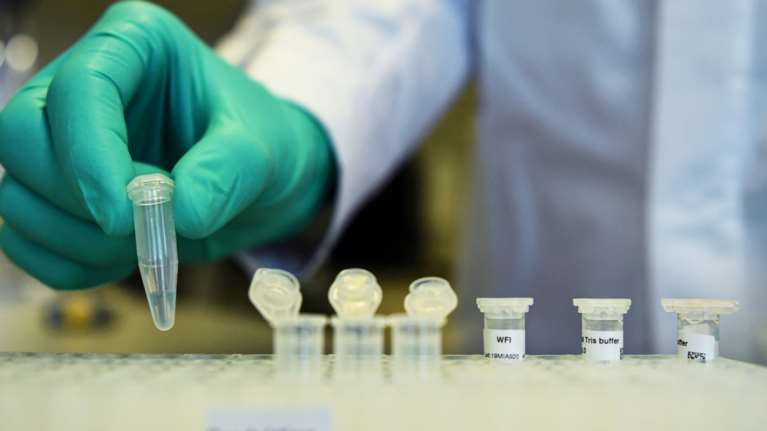 Ευχάριστα νέα: Αισιοδοξία Τσιόδρα για δύο φάρμακα κατά του κορονοϊού [Βίντεο]