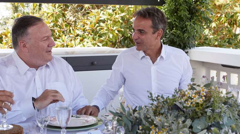 Μητσοτάκης  - Πομπέο: Οι πρώτες εικόνες από το παραδοσιακό γεύμα στο πατρικό του πρωθυπουργού στα Χανιά [Βίντεο}