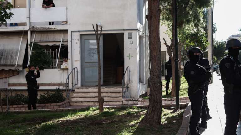 Βίντεο - ντοκουμέντο: Η έφοδος των ΕΚΑΜ στο σπίτι του ταμπουρωμένου άνδρα που πυροβολούσε στην Αγία Βαρβάρα