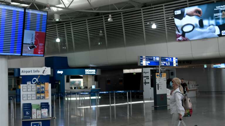 Οι νέες αεροπορικές οδηγίες: Ποιοι επιβάτες θα μπαίνουν σε καραντίνα και ποιοι θα εξαιρούνται