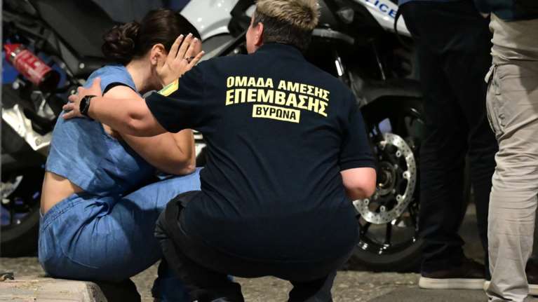 Βύρωνας: Μαφιόζικο χτύπημα με έναν 32χρονο νεκρό - Τον γάζωσαν μέσα σε αυτοκίνητο μπροστά στη γυναίκα και το παιδί του