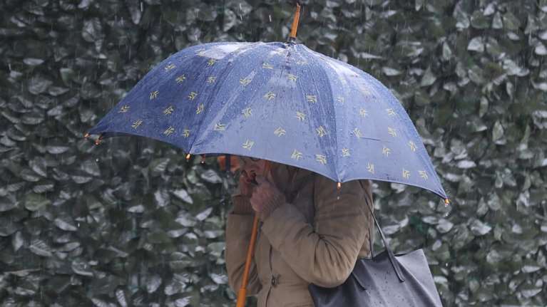 Πρόγνωση Τσατραφύλλια: Καταιγίδες με θυελλώδεις νοτιάδες και αφρικανική σκόνη - Πού θα χιονίσει