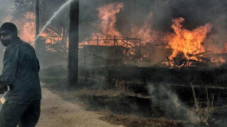 Συνεχίζεται η μάχη με τις φλόγες: Μαίνεται η φωτιά στη Μάνδρα – Συνεχείς αναζωπυρώσεις σε Λουτράκι και Μέγαρα