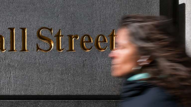 Πρώτο &quot;χτύπημα&quot; από τους δασμούς: Συρρίκνωση της αμερικανικής οικονομίας κατά 0,3% - Στο κόκκινο η Γουόλ Στριτ